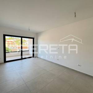 Sunčan dvosoban stan s pogledom na more i krovnom terasom (68 m²) – 2 min od pla