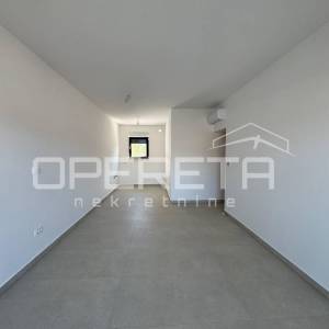 Sunčan dvosoban stan s pogledom na more i krovnom terasom (68 m²) – 2 min od pla