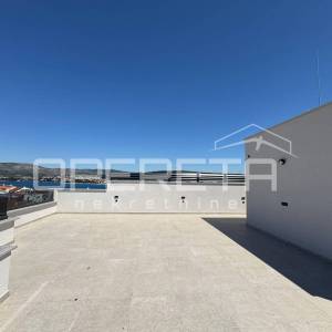 Sunčan dvosoban stan s pogledom na more i krovnom terasom (68 m²) – 2 min od pla