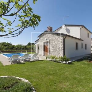 Sveti Lovreč, kuća u mirnom okruženju s bazenom i vrtom