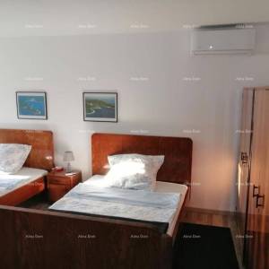 Top ponuda! Renovirana istarska kuća s bazenom i odvojenim apartmanom, Krnica!
