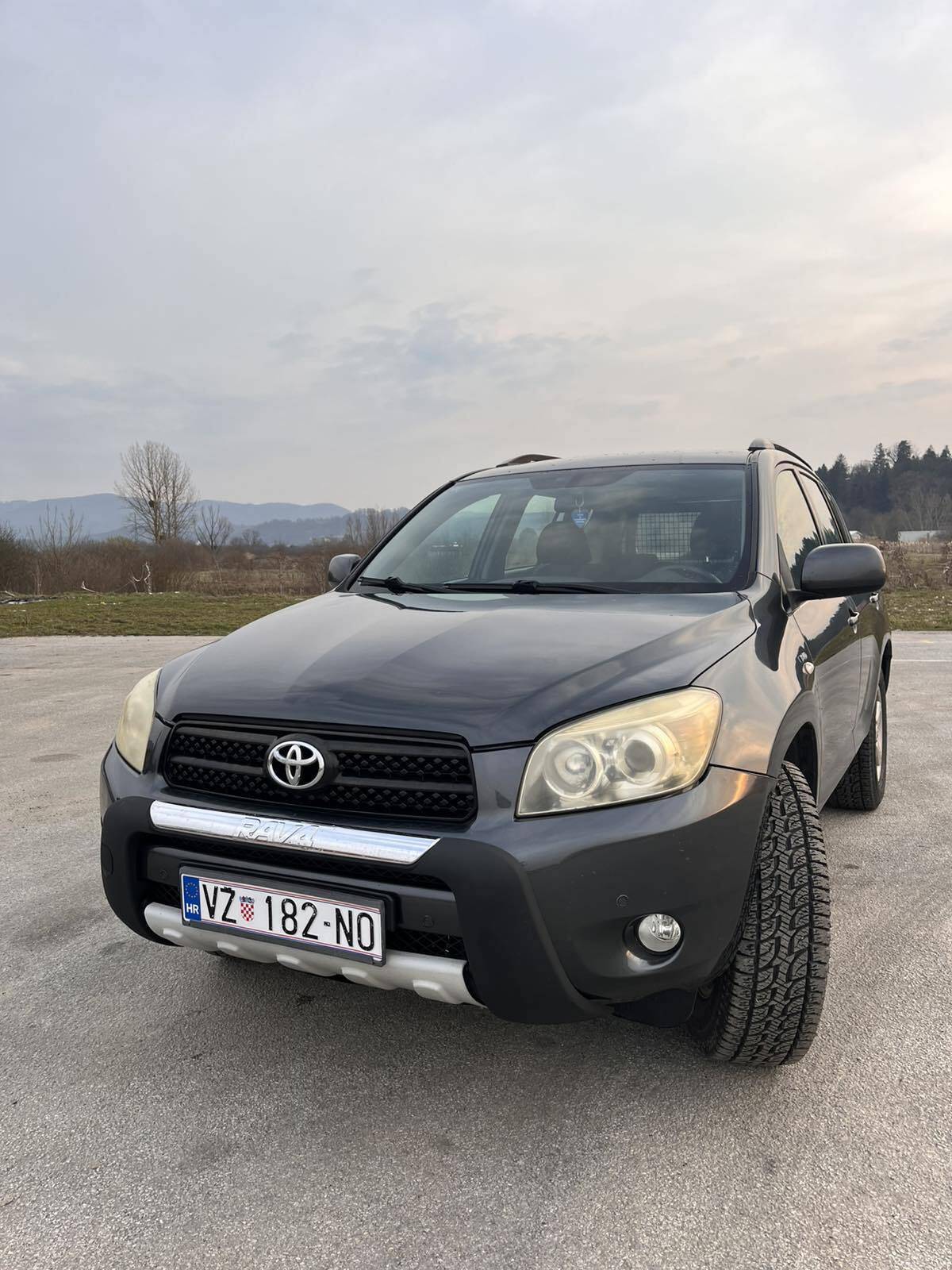 Toyota RAV4 2.2D-4D LIMITED-reg.04/2027-garažiran