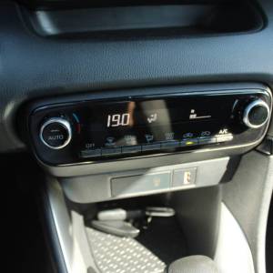 Toyota Yaris 1.5 Hybrid AUTOMATIK *NAVIGACIJA, KAMERA*