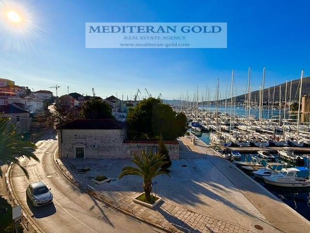 Trogir, centar, kamena kuća za prodaju, pogled na more