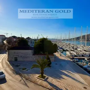 Trogir, centar, kamena kuća za prodaju, pogled na more