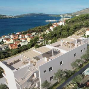 TROGIR, ČIOVO - Ekskluzivan stan sa krovnom terasom i pogledom na more