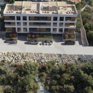 TROGIR, ČIOVO - Ekskluzivan stan sa krovnom terasom i pogledom na more