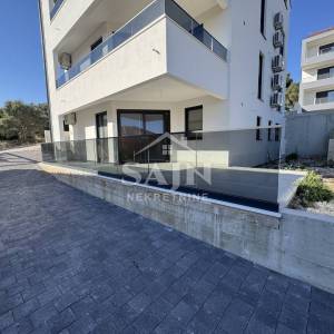 Trogir/Novogradnja trosobni stan prizemlje 