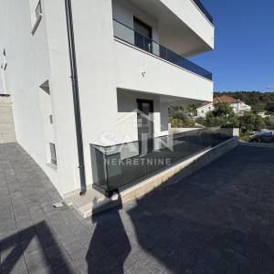 Trogir/Novogradnja trosobni stan prizemlje 