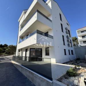 Trogir/Novogradnja trosobni stan prizemlje 