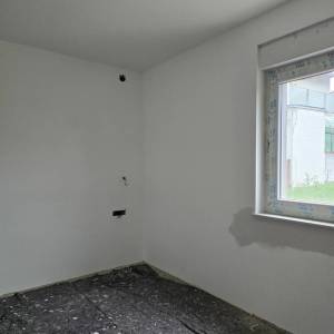 Trosobni, 94m2, prizemlje, vrt, 2x parking, novouređeno