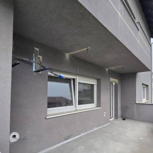 Trosobni, 94m2, prizemlje, vrt, 2x parking, novouređeno