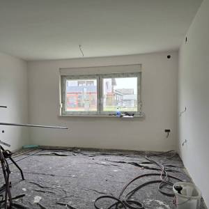 Trosobni, 94m2, prizemlje, vrt, 2x parking, novouređeno