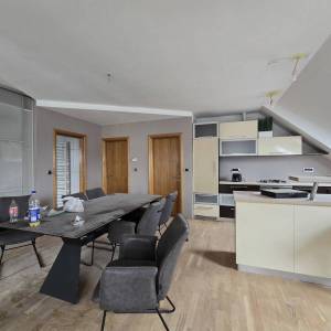 Trosobni, 99m2, 2.kat, 2x parking, vrt, spremište