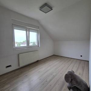Trosobni, 99m2, 2.kat, 2x parking, vrt, spremište
