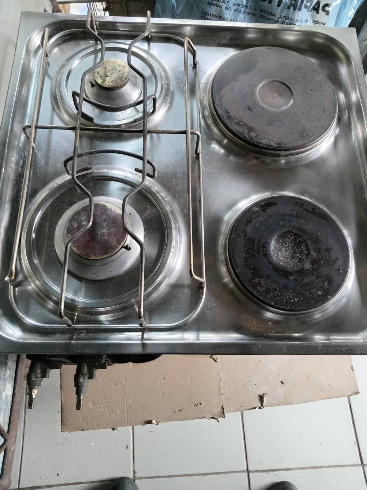 Ugradbena pećnica sa kombiniranom pločom za kuhanje