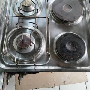 Ugradbena pećnica sa kombiniranom pločom za kuhanje