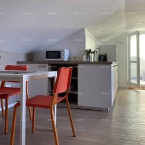 Umag, Crveni Vrh, kuća s tri odvojena apartmana