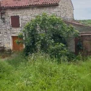 Umag, samostojeća kamena kuća 1200 m od mora