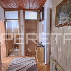 Velika kuća s vrtom, garažom i potkrovljem za dodatni stan