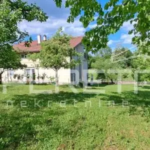 Velika kuća s vrtom, garažom i potkrovljem za dodatni stan