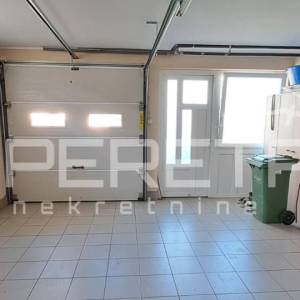 Velika kuća s vrtom, garažom i potkrovljem za dodatni stan