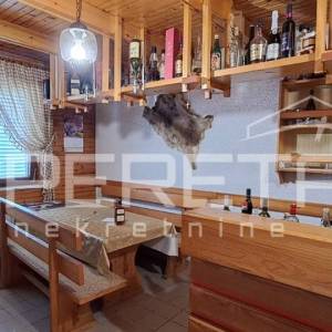 Velika kuća s vrtom, garažom i potkrovljem za dodatni stan