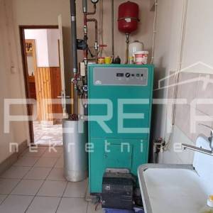Velika kuća s vrtom, garažom i potkrovljem za dodatni stan