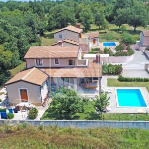 Vila s 3 spavaće sobe, bazenom u mirnom okruženju Sv. Lovreč