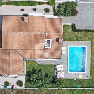 Vila s 3 spavaće sobe, bazenom u mirnom okruženju Sv. Lovreč