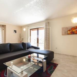 Vila s 3 spavaće sobe, bazenom u mirnom okruženju Sv. Lovreč