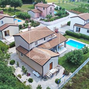 Vila s 3 spavaće sobe, bazenom u mirnom okruženju Sv. Lovreč