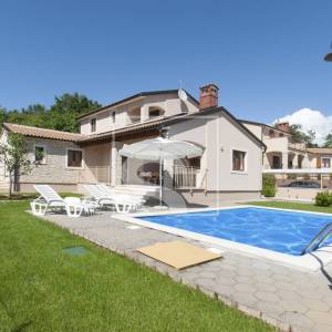 Vila s 3 spavaće sobe, bazenom u mirnom okruženju Sv. Lovreč