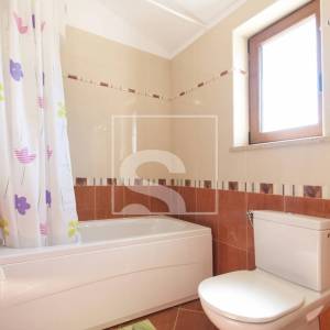 Vila s 3 spavaće sobe, bazenom u mirnom okruženju Sv. Lovreč