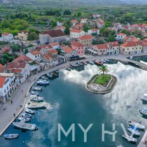 Više stanova u modernim zgradama – Vrboska, Hvar