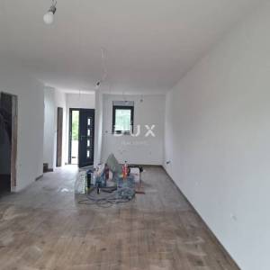 VIŠKOVO – moderna novogradnja, 3S+DB s okućnicom i parkirnim mjestima