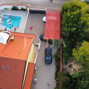 Višnjan, okolica, kuća sa četiri stambene jedinice