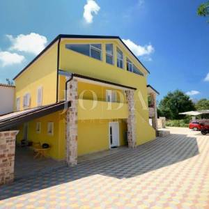 Višnjan, okolica, kuća sa četiri stambene jedinice