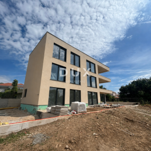 VODICE – 3SS+DB stan s terasom i pogledom na more, 70 m od mora i plaže