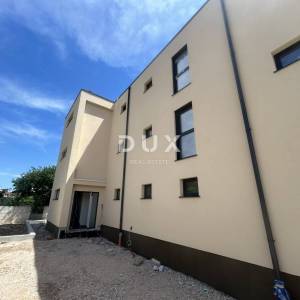VODICE – 3SS+DB stan s terasom i pogledom na more, 70 m od mora i plaže