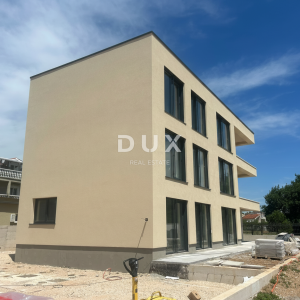VODICE – 3SS+DB stan s vrtom i pogledom na more, 70 m od mora i plaže