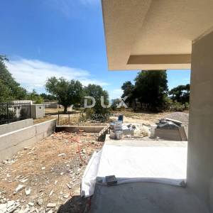 VODICE – 3SS+DB stan s vrtom i pogledom na more, 70 m od mora i plaže