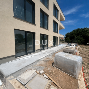 VODICE – 3SS+DB stan s vrtom i pogledom na more, 70 m od mora i plaže