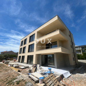 VODICE – 3SS+DB stan s vrtom i pogledom na more, 70 m od mora i plaže