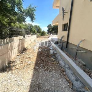 VODICE – 3SS+DB stan s vrtom i pogledom na more, 70 m od mora i plaže