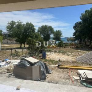 VODICE – 3SS+DB stan s vrtom i pogledom na more, 70 m od mora i plaže