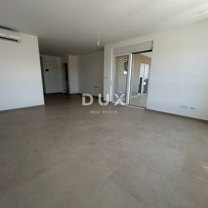 VODICE – Dvosoban stan s velikom terasom i pogledom na more, 2 ostave