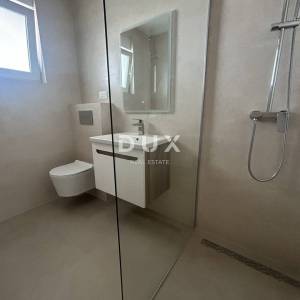 VODICE – Dvosoban stan s velikom terasom i pogledom na more, 2 ostave
