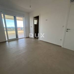 VODICE – Dvosoban stan s velikom terasom i pogledom na more, 2 ostave