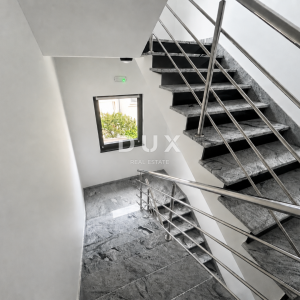 VODICE, SRIMA – Apartmanska zgrada s 5 jedinica, pogled na more, 50 m od mora i plaže